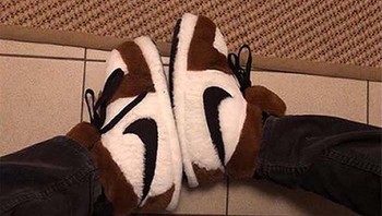 Sepatunya berbed. Foto: Reddit