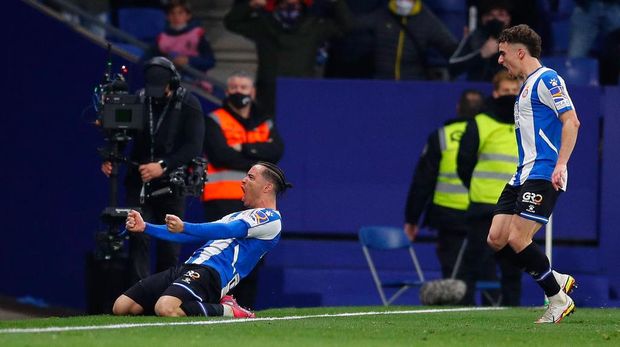 BARCELONA, SPAIN - FEBRUARY 13: Raul de Tomas of RCD Espanyol celebrates scoring their teams second goal with team mates during the LaLiga Santander match between RCD Espanyol and FC Barcelona at RCDE Stadium on February 13, 2022 in Barcelona, Spain. (Photo by Eric Alonso/Getty Images)