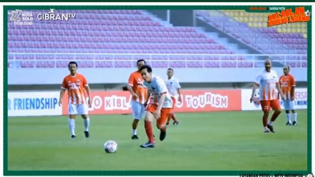 Gibran di laga Garuda Merah vs Garuda Putih, di Stadion Manahan, Solo, Sabtu (12/2/2022).