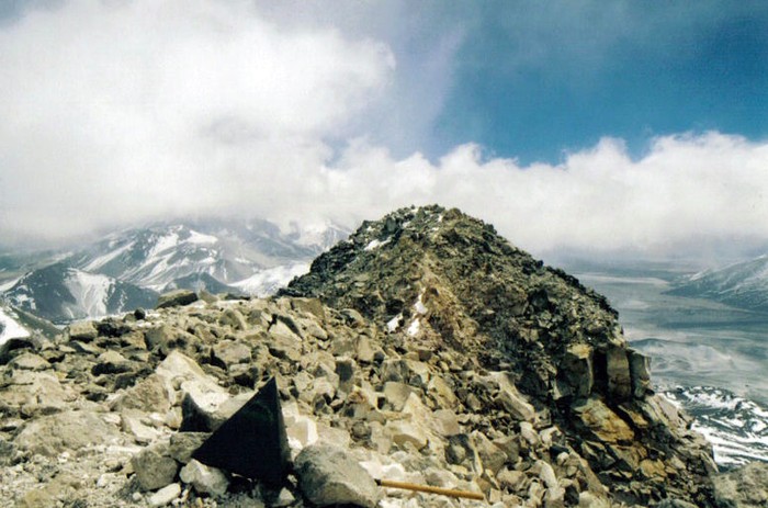 Gunung Nevado Ojos del Salado
