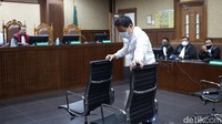Sidang pembacaan putusan terdakwa Azis Syamsuddin ditunda karena ketua majelis hakim terpapar COVID-19 dan hakim anggota lainnya sakit.