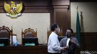 Tampak Azis Syamsuddin sebelum meninggalkan ruang persidangan.