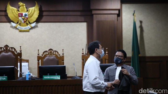 Mantan Wakil Ketua DPR RI sekaligus terdakwa Azis Syamsuddin duduk di ruang sidang pengadilan tipikor, Jakarta Pusat, Senin (14/2/2022).