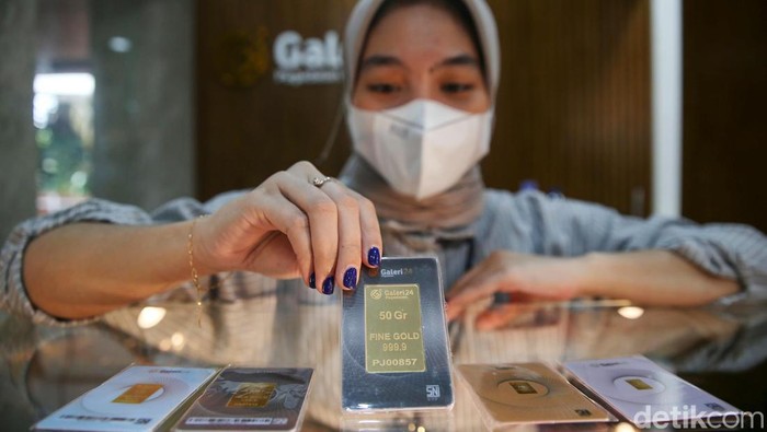 Harga Emas Antam Tinggi Petugas Pegadaian Kebayoran Baru memperlihatkan emas, Jakarta, Senin (14/2/2022). Harga emas batangan Antam pecahan 1 gram di PT Pegadaian (Persero) pada hari ini, Senin (14/2/2022), dibanderol seharga Rp 991.000 atau tidak berubah dibandingkan sehari sebelumnya.