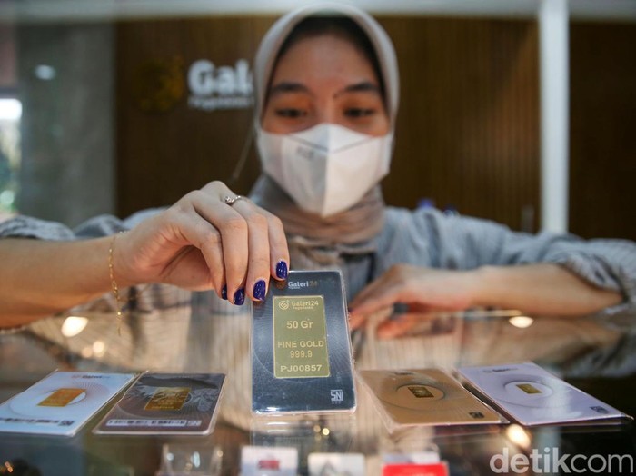 Petugas Pegadaian Kebayoran Baru memperlihatkan emas, Jakarta, Senin (14/2/2022). Harga emas batangan Antam pecahan 1 gram di PT Pegadaian (Persero) pada hari ini, Senin (14/2/2022), dibanderol seharga Rp 991.000 atau tidak berubah dibandingkan sehari sebelumnya.