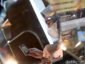Harga Emas Hari Ini Ambruk! Jadi Segini Sekarang