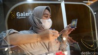 Jika dibandingkan harga 6 bulan terakhir, harga emas tertinggi ada di level Rp 956.000 yang terjadi pada November 2021. Sedangkan yang terendah ada di level Rp 912.000 per gram.