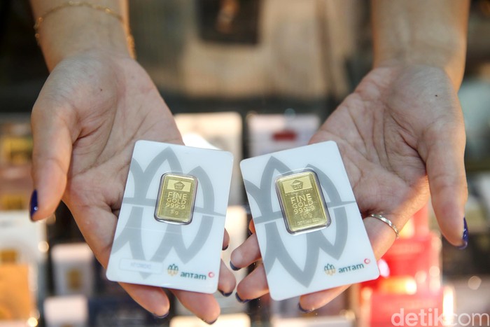 Petugas Pegadaian Kebayoran Baru memperlihatkan emas, Jakarta, Senin (14/2/2022). Harga emas batangan Antam pecahan 1 gram di PT Pegadaian (Persero) pada hari ini, Senin (14/2/2022), dibanderol seharga Rp 991.000 atau tidak berubah dibandingkan sehari sebelumnya.