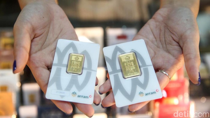 Petugas Pegadaian Kebayoran Baru memperlihatkan emas, Jakarta, Senin (14/2/2022). Harga emas batangan Antam pecahan 1 gram di PT Pegadaian (Persero) pada hari ini, Senin (14/2/2022), dibanderol seharga Rp 991.000 atau tidak berubah dibandingkan sehari sebelumnya.