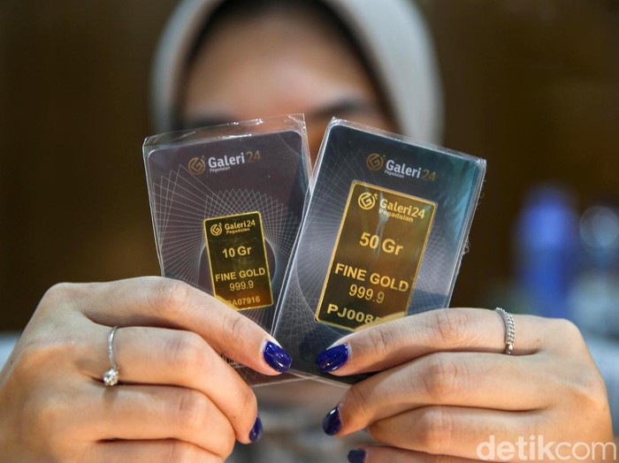 Petugas Pegadaian Kebayoran Baru memperlihatkan emas, Jakarta, Senin (14/2/2022). Harga emas batangan Antam pecahan 1 gram di PT Pegadaian (Persero) pada hari ini, Senin (14/2/2022), dibanderol seharga Rp 991.000 atau tidak berubah dibandingkan sehari sebelumnya.