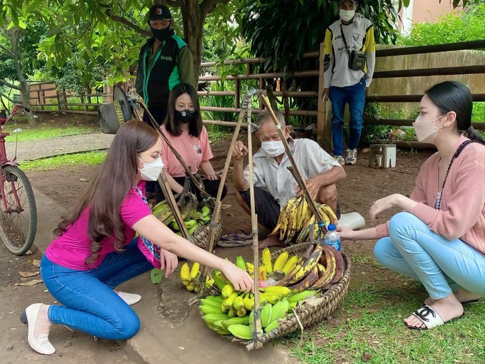 Heni Tania merayakan Valentine bersama pedagang kaki lima.