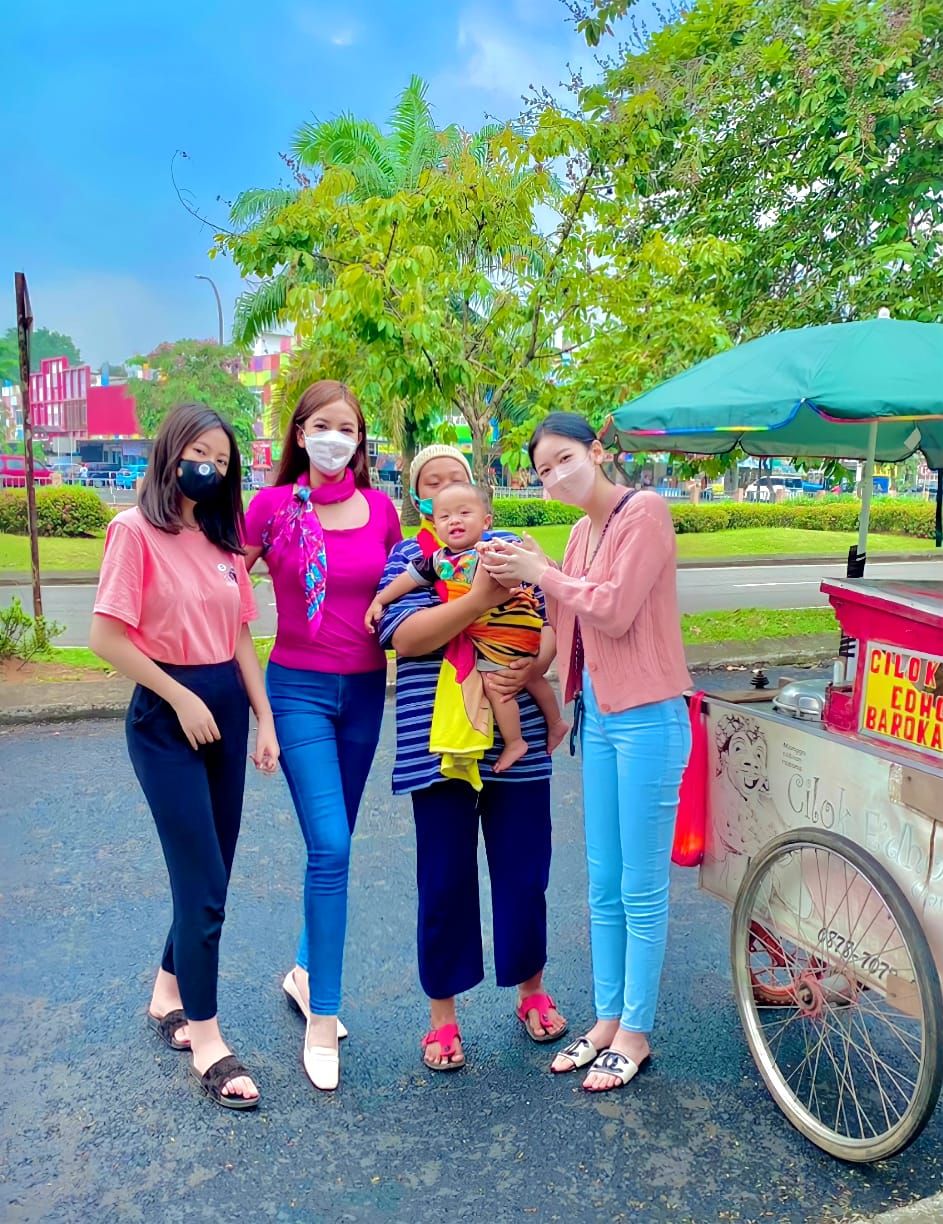 Heni Tania merayakan Valentine bersama pedagang kaki lima.