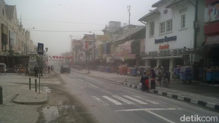 Hujan abu vulkanik Gunung Kelud di Malioboro Jogja, 14 Februari 2014.
