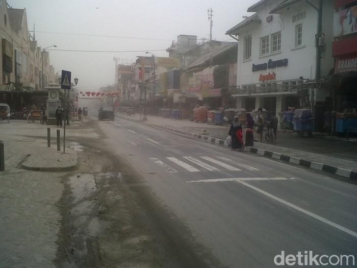 Hujan abu vulkanik Gunung Kelud di Malioboro Jogja, 14 Februari 2014.