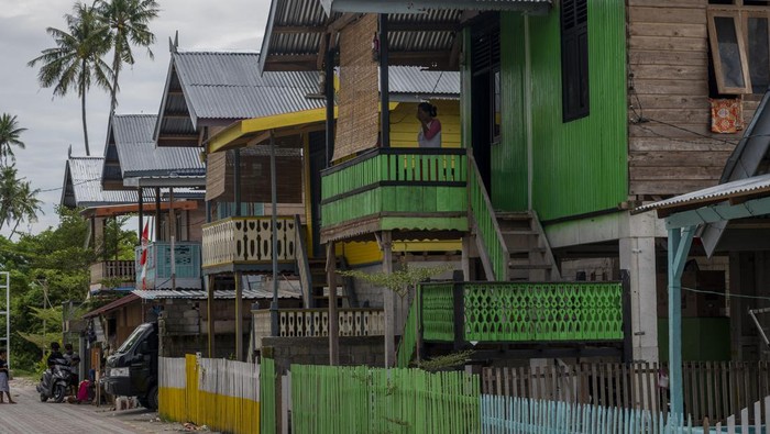 Warga penyintas bencana beraktivitas di hunian tetap (Huntap) mandiri yang ditempatinya di Kelurahan Mamboro, Palu, Sulawesi Tengah, Minggu (13/2/2022).  Huntap Mandiri dengan konsep rumah panggung sebanyak 38 unit yang dikerjakan secara gotong royong oleh penyintas sendiri dan difasilitasi oleh Yayasan Arkom Indonesia itu mendapat penghargaan sebagai World Habitat Awards Bronze Winner 2021 oleh World Habitat bekerja sama dengan United Nations-Habitat. ANTARA FOTO/Basri Marzuki/foc.