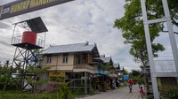 Warga penyintas bencana beraktivitas di hunian tetap (Huntap) mandiri yang ditempatinya di Kelurahan Mamboro, Palu, Sulawesi Tengah, Minggu (13/2/2022).