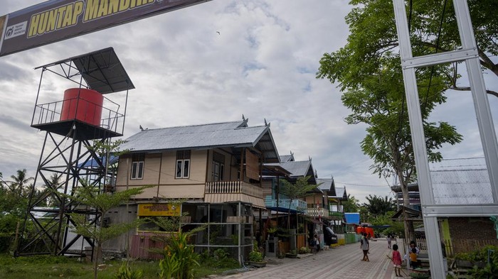 HUNTAP MANDIRI PENYINTAS BENCANA Warga penyintas bencana beraktivitas di hunian tetap (Huntap) mandiri yang ditempatinya di Kelurahan Mamboro, Palu, Sulawesi Tengah, Minggu (13/2/2022). Huntap Mandiri dengan konsep rumah panggung sebanyak 38 unit yang dikerjakan secara gotong royong oleh penyintas sendiri dan difasilitasi oleh Yayasan Arkom Indonesia itu mendapat penghargaan sebagai World Habitat Awards Bronze Winner 2021 oleh World Habitat bekerja sama dengan United Nations-Habitat. ANTARA FOTO/Basri Marzuki/foc.