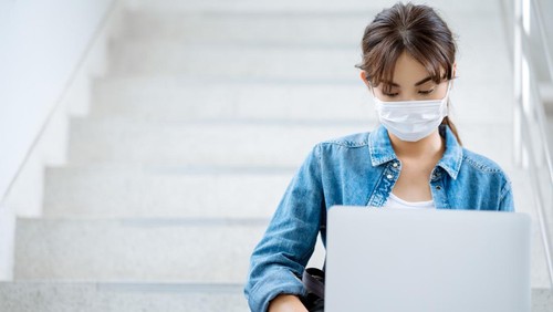 Ilustrasi mahasiswa atau mahasiswi menggunakan laptop