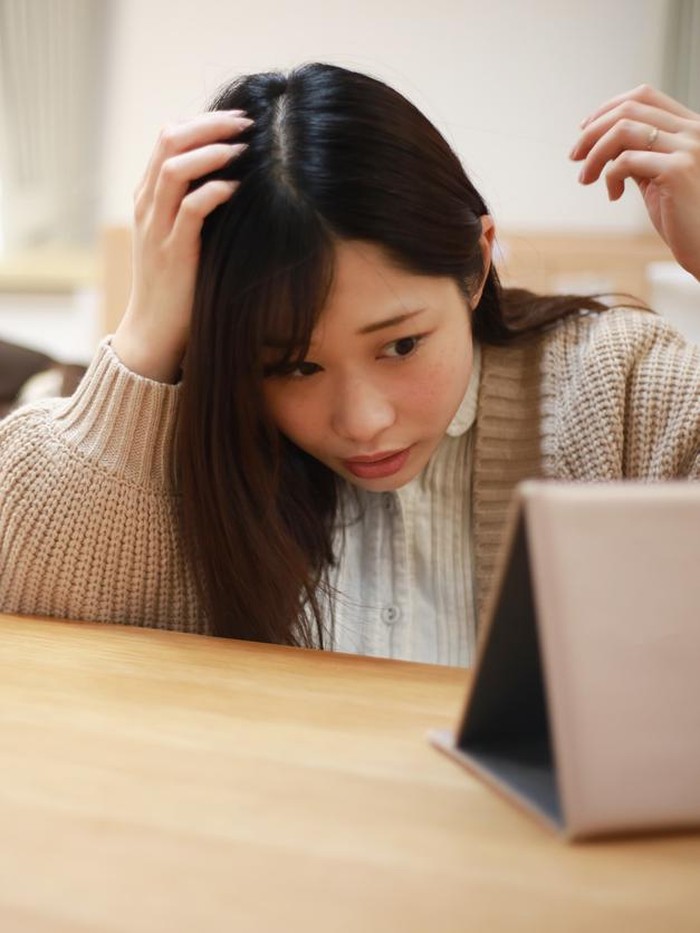 Ilustrasi wanita rambut rontok setelah melahirkan