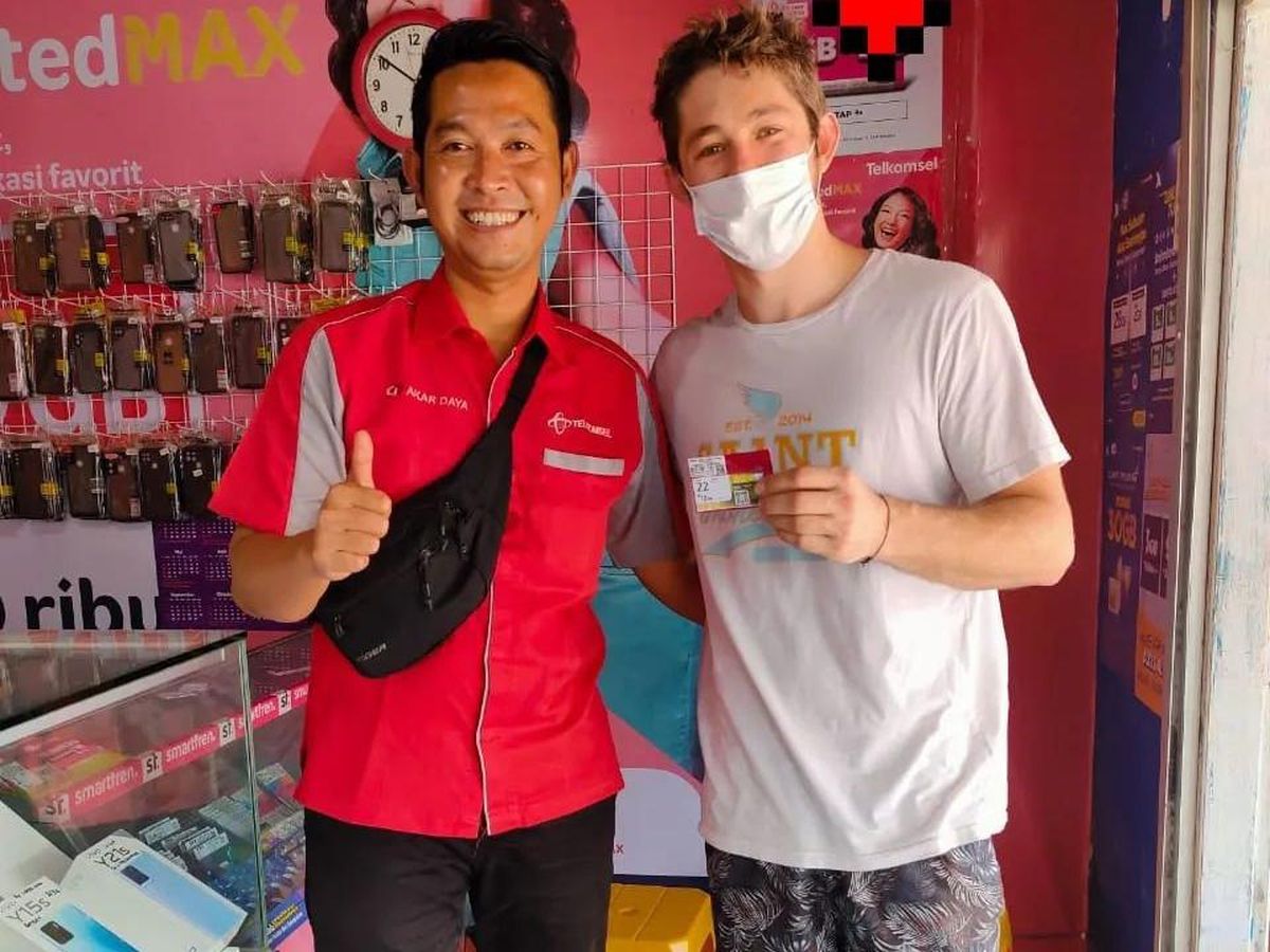 Momen Unik Para Rider MotoGP Beli Kartu Perdana di Konter Pulsa