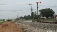Salah satu manfaat jalur ganda ini memudahkan akses bagi masyarakat dan distribusi logistik bakal lebih cepat. 