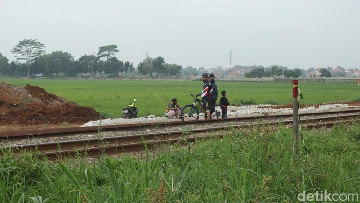 Pekerja mengerjakan pembangunan jalur ganda Kiaracondong-Cicalengka, di kawasan Cimekar, Kabupaten Bandung, Senin (14/2/2022).