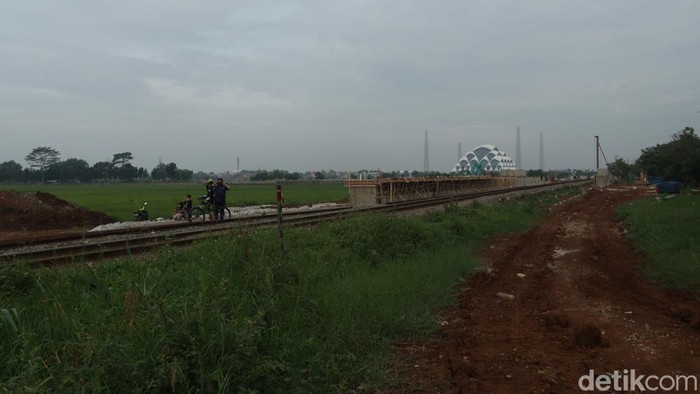 Pekerja mengerjakan pembangunan jalur ganda Kiaracondong-Cicalengka, di kawasan Cimekar, Kabupaten Bandung, Senin (14/2/2022).