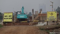 Di kawasan Cimekar, Kabupaten Bandung alat berat jenis backhoe masih melakukan pengerukan tanah. 