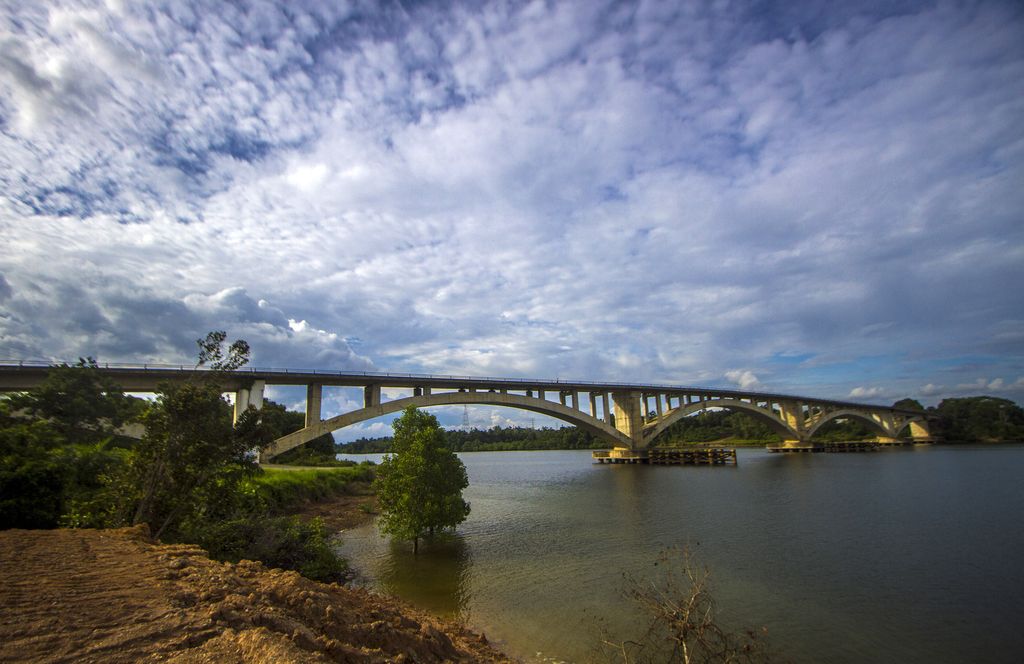 Kondisi jalan menuju Jembatan Pulau Balang di Kabupaten Penajam Paser Utara, Kalimantan Timur, Kamis (10/2/2022). Jembatan Pulau Balang menjadi salah satu akses penghubung menuju Ibu Kota Negara (IKN) Nusantara, jembatan tersebut menghubungkan Kota Balikpapan langsung ke Penajam Paser Utara namun hingga kini belum bisa digunakan untuk umum karena akses jalan belum selesai dikerjakan. ANTARA FOTO/Bayu Pratama S/foc.