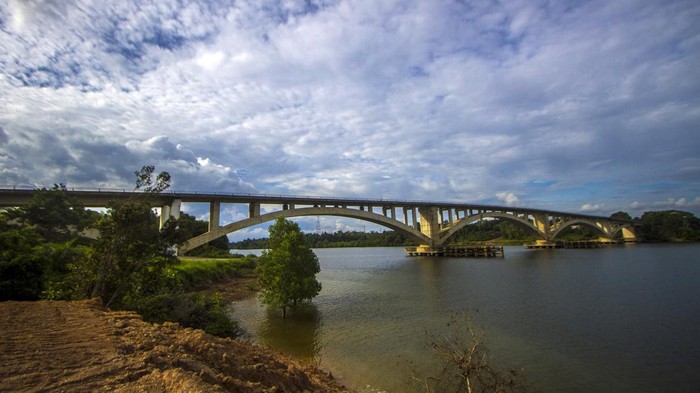 Jembatan Pulau Balang I di Kabupaten Penajam Paser Utara, Kalimantan Timur, Kamis (10/2/2022). Jembatan Pulau Balang menjadi salah satu akses penghubung menuju Ibu Kota Negara (IKN) Nusantara, jembatan tersebut menghubungkan Kota Balikpapan langsung ke Penajam Paser Utara namun hingga kini belum bisa digunakan untuk umum karena akses jalan belum selesai dikerjakan. ANTARA FOTO/Bayu Pratama S Kondisi jalan menuju Jembatan Pulau Balang di Kabupaten Penajam Paser Utara, Kalimantan Timur, Kamis (10/2/2022). Jembatan Pulau Balang menjadi salah satu akses penghubung menuju Ibu Kota Negara (IKN) Nusantara, jembatan tersebut menghubungkan Kota Balikpapan langsung ke Penajam Paser Utara namun hingga kini belum bisa digunakan untuk umum karena akses jalan belum selesai dikerjakan. ANTARA FOTO/Bayu Pratama S/foc.