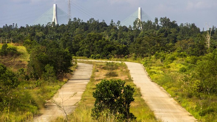 Kondisi jalan menuju Jembatan Pulau Balang di Kabupaten Penajam Paser Utara, Kalimantan Timur, Kamis (10/2/2022). Jembatan Pulau Balang menjadi salah satu akses penghubung menuju Ibu Kota Negara (IKN) Nusantara, jembatan tersebut menghubungkan Kota Balikpapan langsung ke Penajam Paser Utara namun hingga kini belum bisa digunakan untuk umum karena akses jalan belum selesai dikerjakan. ANTARA FOTO/Bayu Pratama S/foc.
