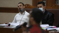 Sidang tersebut beragenda mendengarkan keterangan dua saksi ahli yang dihadirkan kuasa hukum terdakwa yakni ahli bidang Informasi Teknologi I Gusti Ngurah Agung Riyandi dan ahli filsafat hukum yang juga dosen FH UKI Petrus CKL Bello.