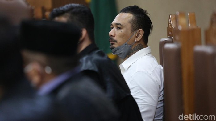 Terdakwa yang juga musisi I Gede Ari Astina atau Jerinx Superman is Dead (SID) menjalani sidang lanjutan kasus pengancaman di PN Jakpus.