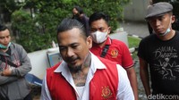 Terdakwa yang juga musisi I Gede Ari Astina atau Jerinx Superman is Dead (SID) saat tiba di PN Jakarta Pusat, Senin (14/2/2022).