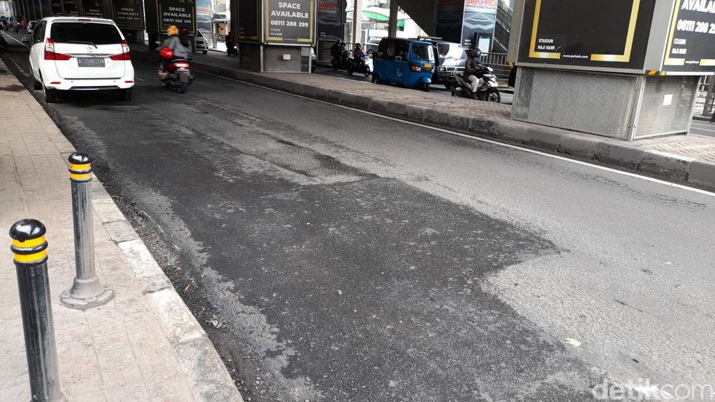 Jl RS Fatmawati dekat Stasiun MRT Haji Nawi, Jakarta Selatan, kini sudah diperbaiki kerusakannya. Kondisi 14 Februari 2022. (Marteen Ronaldo Pakpahan/detikcom)