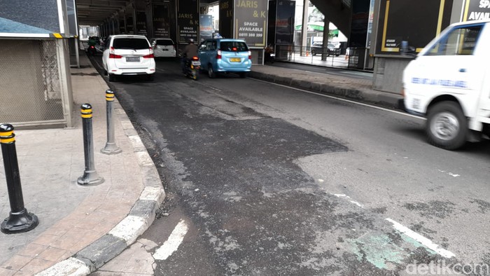 Jl RS Fatmawati dekat Stasiun MRT Haji Nawi, Jakarta Selatan, kini sudah diperbaiki kerusakannya. Kondisi 14 Februari 2022. (Marteen Ronaldo Pakpahan/detikcom)