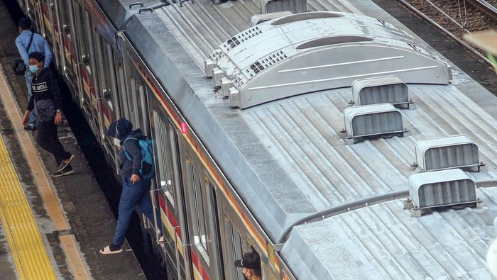 Sejumlah penumpang turun dari rangkaian Kereta Rel Listrik (KRL) Commutter di Stasiun Cilebut, Kabupaten Bogor, Jawa Barat, Senin (14/2/2022). KAI Commuter mencatat jumlah penumpang pada Senin (14/2) pagi ini mencapai 114.694 orang atau menurun jika dibandingkan dengan pekan sebelumnya yang mencapai 116.705 orang selama pemberlakuan PPKM Level 3. ANTARA FOTO/Yulius Satria Wijaya/wsj.