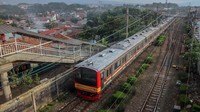 Rangkaian Kereta Rel Listrik (KRL) Commutter melintas di kawasan Cilebut, Kabupaten Bogor, Jawa Barat, Senin (14/2/2022).