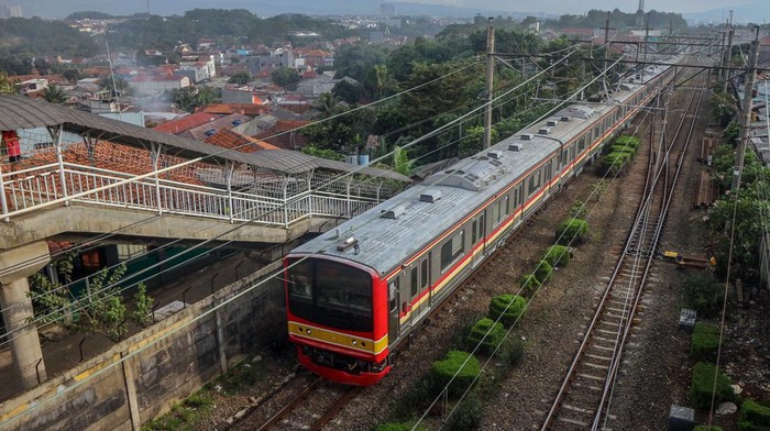 Sejumlah penumpang turun dari rangkaian Kereta Rel Listrik (KRL) Commutter di Stasiun Cilebut, Kabupaten Bogor, Jawa Barat, Senin (14/2/2022). KAI Commuter mencatat jumlah penumpang pada Senin (14/2) pagi ini mencapai 114.694 orang atau menurun jika dibandingkan dengan pekan sebelumnya yang mencapai 116.705 orang selama pemberlakuan PPKM Level 3. ANTARA FOTO/Yulius Satria Wijaya/wsj.