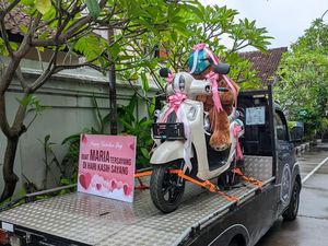 So Sweet! Pria Ini Kasih Kejutan Valentine Buat Istri, Motor Baru Dipitain