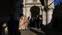 Tingkat infeksi COVID-19 baru dan rawat inap di Italia telah menurun secara bertahap dalam beberapa minggu terakhir dan pemerintah minggu ini mengakhiri wajib masker wajah luar ruangan dalam sebagian besar keadaan.  