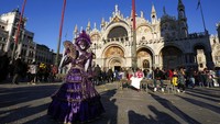 Karnaval Venesia 2020 yang biasanya menarik wisatawan dari seluruh dunia dibatasi ketika pandemi pecah di Italia pada Februari, dan kemudian dibatalkan pada tahun berikutnya karena pemerintah berusaha menahan infeksi virus corona.  