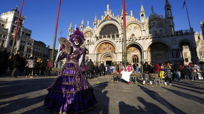 Boats sail during the water parade, part of the Venice Carnival, in Venice, Italy, Sunday, Feb. 13, 2022. Two years after the pandemic shut down celebrations, the Venice carnival in the historical lagoon city is back, attracting people from around the world. (AP Photo/Antonio Calanni)