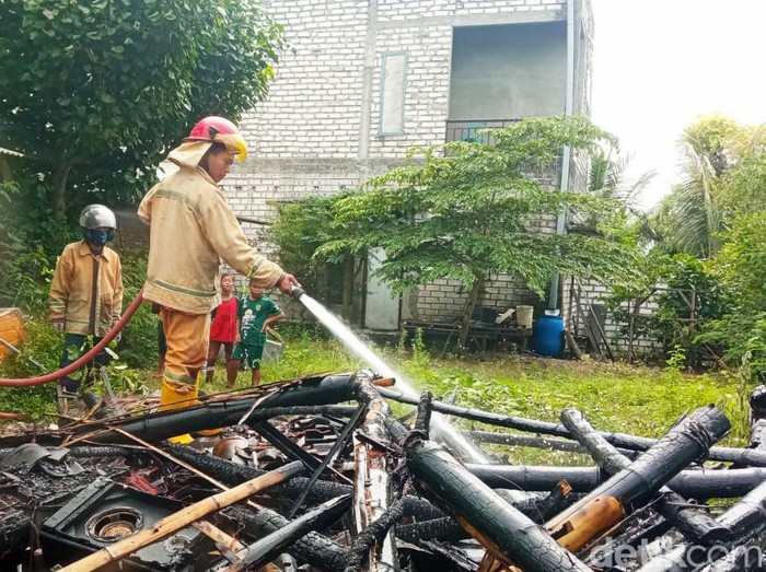 kebakaran toko elektronik lamongan