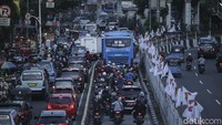 Seperti diketahui, pada tahun ini DKI memang memberlakukan Pembatasan Sosial Berskala Besar (PSBB), di mana salah satu sektor yang dibatasi adalah transportasi. Begitu pula pada 2021, Jakarta juga menerapkan PPKM. Pemprov DKI tetap meminta warga menghindari kemacetan. Caranya adalah dengan beralih menggunakan transportasi publik, bersepeda, atau berjalan kaki.
