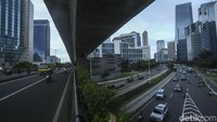 Pengendara melintas di Jalan Sudirman-Thamrin (kanan) yang dikolaborasi dengan kondisi jembatan layang Karet Kuningan (kiri) Jakarta, Senin (14/2/2022).