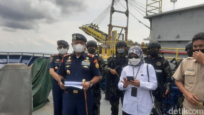 KKP menangkap kapal yang akan mengangkut pasir laut di Pulau Rupat, Riau. Seorang pensiunan TNI AL ikut diamankan dari kapal tersebut. (Raja Adil/detikcom)