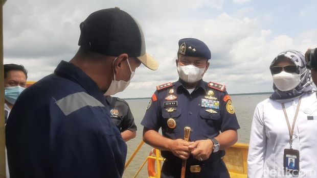 KKP menangkap kapal yang akan mengangkut pasir laut di Pulau Rupat, Riau. Seorang pensiunan TNI AL ikut diamankan dari kapal tersebut. (Raja Adil/detikcom)