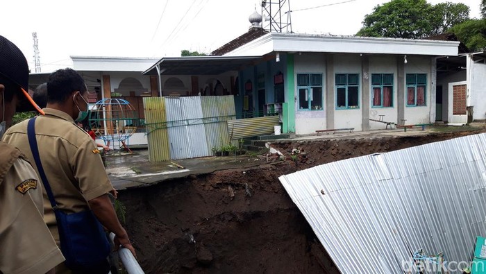 Kondisi talut PAUD-TK Muslimat NU II, Kelurahan Pulisen, Kecamatan Boyolali Kota, rusak akibat longsor, Senin (14/2/2022).