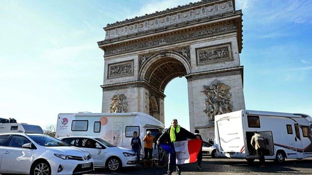 Around 100 drivers defied the protest ban to snarl traffic on the Champs-Elysees on Saturday. (Sameer Al-DOUMY/AFP)